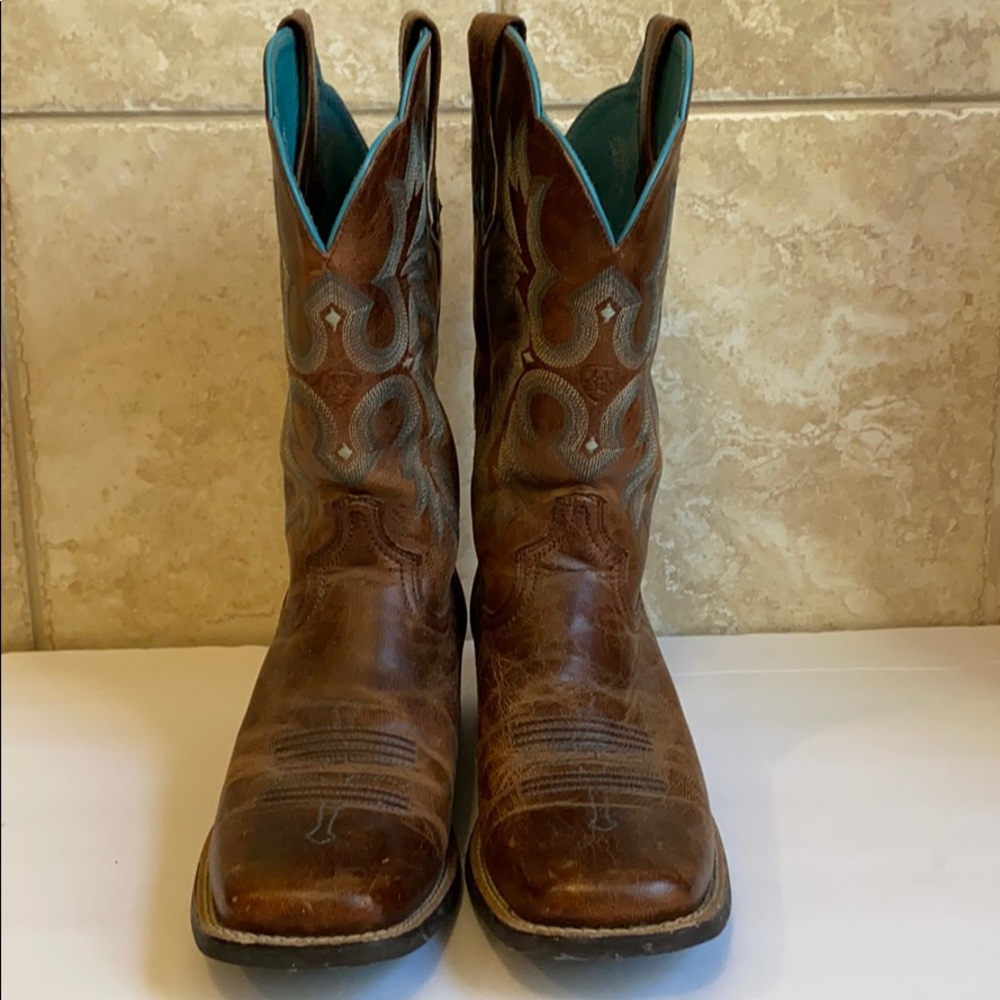 Ariat cowboy boots size 8